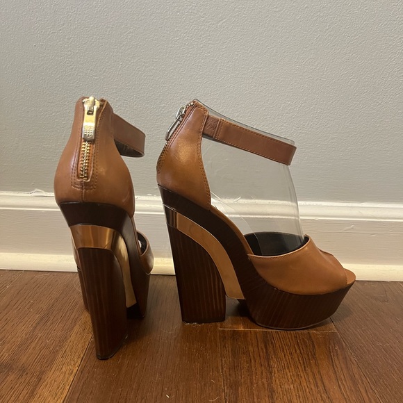Vince Camuto Bailor platform brown heels with metallic details - Picture 2 of 8